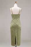 Vestido midi floral ceñido de satén verde claro con abertura