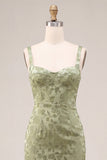 Vestido midi floral ceñido de satén verde claro con abertura