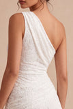 Vestido blanco pequeño de encaje fruncido con un solo hombro y encaje fruncido