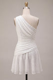 Vestido blanco pequeño de encaje fruncido con un solo hombro y encaje fruncido