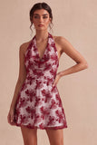 Vestido blanco pequeño con escote halter y escote halter