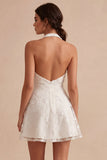 Vestido blanco pequeño con escote halter y escote halter