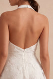 Vestido blanco pequeño con escote halter y escote halter