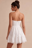 Vestido blanco pequeño blanco sin tirantes floral con volantes