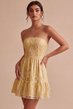 Vestido blanco pequeño blanco sin tirantes floral con volantes