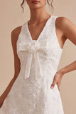 Vestido blanco pequeño de escote en V con A-Line y flor 3D