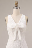 Vestido blanco pequeño de escote en V con A-Line y flor 3D