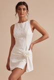 Vestido blanco pequeño con escote redondo con flores y abertura