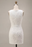 Vestido blanco pequeño con escote redondo con flores y abertura