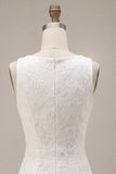 Vestido blanco pequeño con escote redondo con flores y abertura