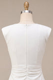 Vestido blanco pequeño de escote redondo con manga alta y manga alta
