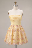 Vestido de bienvenida de bienvenida floral bordado sin tirantes amarillo claro en línea A