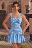 Vestido corto de bienvenida de satén azul celeste con cuello cuadrado y lazo