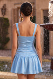Vestido corto de bienvenida de satén azul celeste con cuello cuadrado y lazo