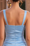 Vestido corto de bienvenida de satén azul celeste con cuello cuadrado y lazo