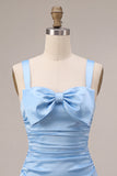 Vestido corto de bienvenida de satén azul celeste con cuello cuadrado y lazo