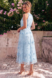 Vestido midi de línea A azul claro con escote halterno y flores 3D