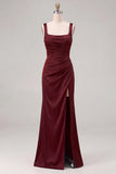 Vestido de dama de honor fruncido de cuello cuadrado de sirena de satén espresso con abertura
