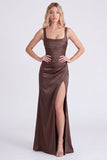 Vestido de dama de honor fruncido de cuello cuadrado de sirena de satén espresso con abertura