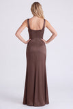 Vestido de dama de honor fruncido de cuello cuadrado de sirena de satén espresso con abertura