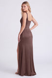 Vestido de dama de honor fruncido de cuello cuadrado de sirena de satén espresso con abertura