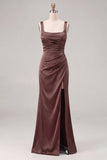 Vestido de dama de honor fruncido de cuello cuadrado de sirena de satén espresso con abertura