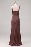 Vestido de dama de honor fruncido de cuello cuadrado de sirena de satén espresso con abertura