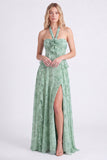 Vestido largo de dama de honor floral de gasa A-line de gasa con escote húltico, volantes y abertura de salvia