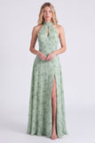 Vestido largo de dama de honor Sage A-line con escote halter, chiffon floral y abertura