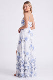 Vestido largo de dama de honor de chiffon azul claro floral en línea fina con volantes y abertura