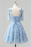 Vestido de bienvenida azul claro con tirantes con láminas florales con cuentas y encaje en la espalda
