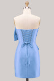 Vestido de bienvenida ceñido de satén azul sin tirantes y ceñido con lazo