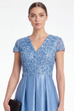 Vestido largo de Madre de la Novia azul de escote en V con escote en V y manga corta