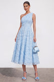 Vestido midi azul de un solo hombro con flores y abalorios