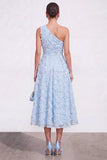 Vestido midi azul de un solo hombro con flores y abalorios