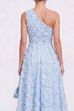 Vestido midi azul de un solo hombro con flores y abalorios