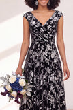 Vestido largo de dama de honor fruncido con flor negra plateada y mangas altas