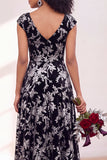 Vestido largo de dama de honor fruncido con flor negra plateada y mangas altas