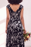 Vestido largo de dama de honor fruncido con flor negra plateada y mangas altas