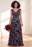 Vestido largo de dama de honor fruncido con flor negra plateada y mangas altas