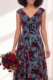 Vestido largo de dama de honor fruncido con flor negra plateada y mangas altas