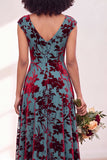 Vestido largo de dama de honor fruncido con flor negra plateada y mangas altas
