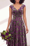 Vestido largo de dama de honor fruncido con flor negra plateada y mangas altas