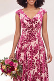 Vestido largo de dama de honor fruncido con flor negra plateada y mangas altas