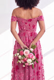 Vestido largo de dama de honor de terciopelo floral fucsia en línea A con hombros descubiertos