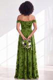 Vestido largo de dama de honor de terciopelo floral fucsia en línea A con hombros descubiertos