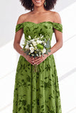 Vestido largo de dama de honor de terciopelo floral fucsia en línea A con hombros descubiertos