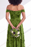 Vestido largo de dama de honor de terciopelo floral fucsia en línea A con hombros descubiertos