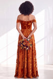 Vestido largo de dama de honor de terciopelo floral fucsia en línea A con hombros descubiertos