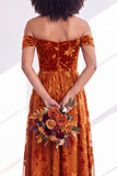 Vestido largo de dama de honor de terciopelo floral fucsia en línea A con hombros descubiertos